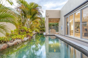 Luxury resort style villa pool by Custom Bnb Hosting